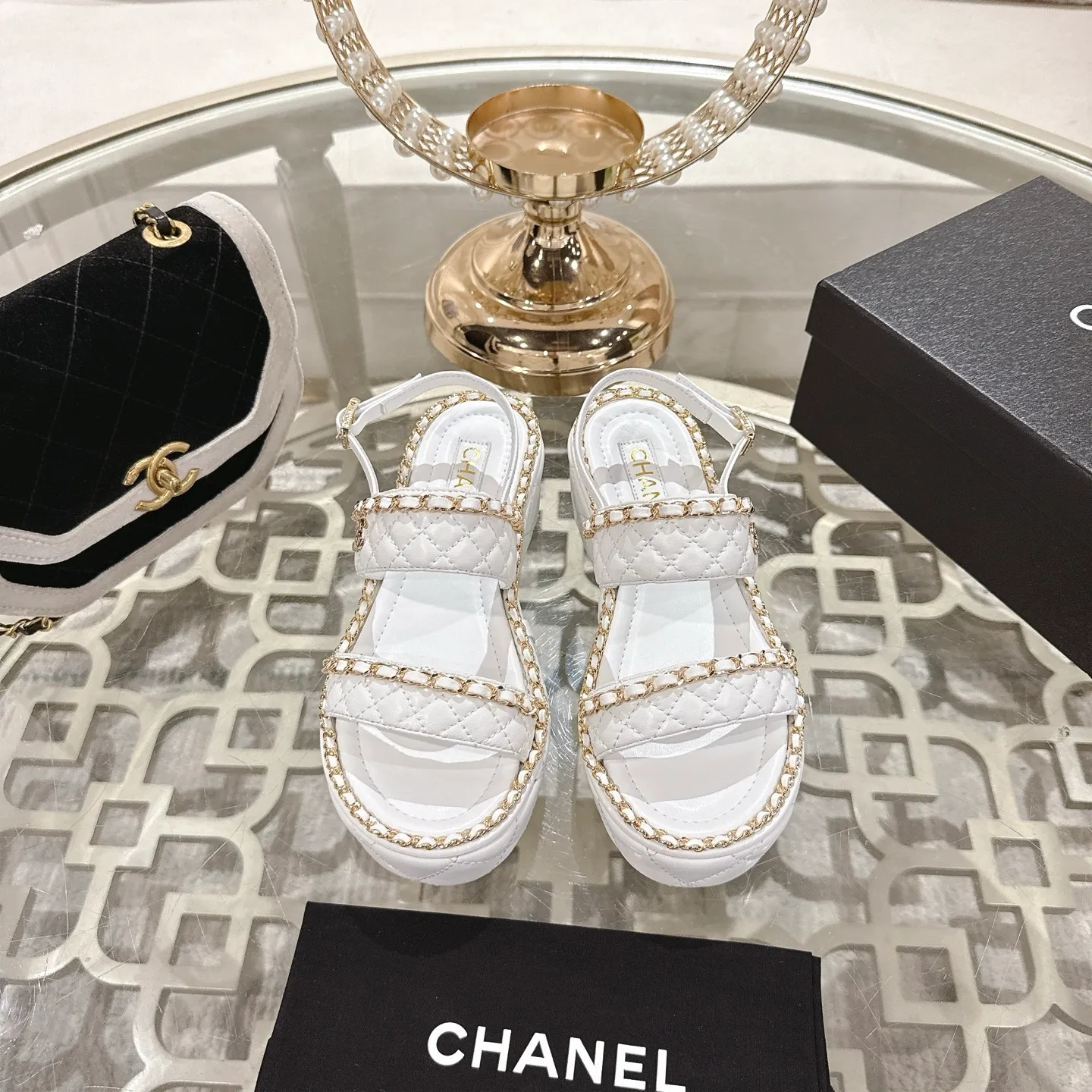 👟👟Ex-factory price 600👟👟 𝐂𝐇𝐀𝐍𝐄𝐋 | Xiaoxiang 25𝐬𝐬 🦋2025 Spring and Summer New Products Counter Classic Xiaoxiang Double C Diamond Chain Slippers Series New〰 🍬 The absolute best in the BS fashion circle. Matching will perform meticulously Minimalist, classic elements that will never fade away 💋 Show unique dressing style, too beautiful to say anything. A must-have for summer... Upper: Original high-customized lambskin Lining: Imported mixed sheepskin lining Outsole: Original molded non-slip outsole Shoe size: 35-39 (34.40.41.42 customization is not returnable)